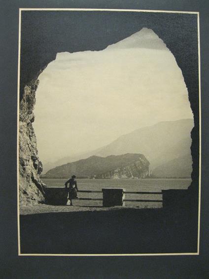 Il M. Brione da un finestrone della Gardesana occidentale. Due fotografie originali - copertina