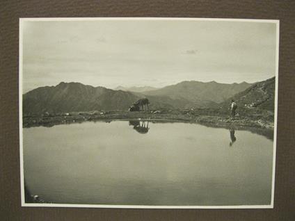 Lago di Como. Stagno sopra l'Alpe Boffalora al displuvio della valle del Lago di Lugano. Fotografia originale - copertina