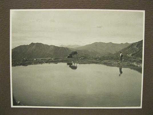 Lago di Como. Stagno sopra l'Alpe Boffalora al displuvio della valle del Lago di Lugano. Fotografia originale - copertina