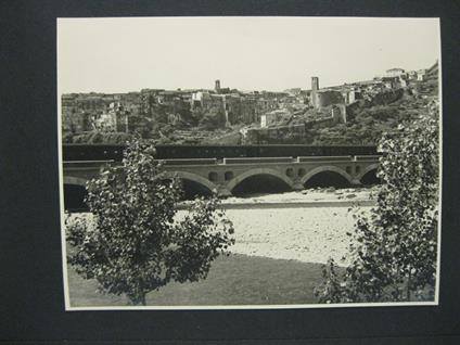 Riviera di Ponente. Ventimiglia dalla Val Roia. Fotografia - copertina