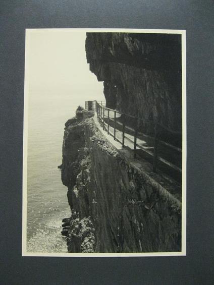 Riviera di Levante. Le Cinque terre. La via dell'amore fra Manarola e Riomaggiore. Fotografia - copertina