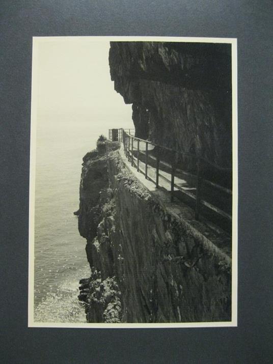 Riviera di Levante. Le Cinque terre. La via dell'amore fra Manarola e Riomaggiore. Fotografia - copertina