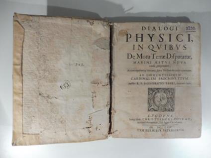 Dialogi physici in quibus De motu terrae disputatur terrae disputatur, marini aestus nova causa proponitur, necnon aquarum et Mercurii supra libellam elevatio examinatur - copertina