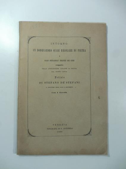 Intorno un dodecaedro quasi regolare di pietra a facce pentagonali scolpite con cifre scoperto nelle antichissime capanne di pietra del Monte Loffa - copertina