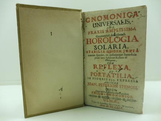 Gnomonica universalis sive praxis amplissima Geometrice describendi horologia solaria stabilia quidem juxta omnes species in quacunque superficie plana intra sphæram rectam & obliquam, tum reflexa, et portatilia, in figuris 233 - copertina