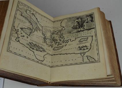 Opera cum integris commentariis Servii, Philargyrii, Pierii; accedunt Scaligeri et Lindenbrogii notae ad Culicem, Cirin, Catalecta; ad cod. ms. regium parisiensem recensuit Pancratius Masvicius; cum indicibus absolutissimis & figuris elegantissimis O - Virgilio - copertina