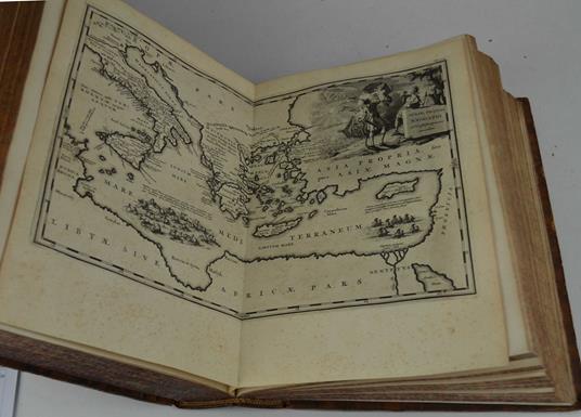 Opera cum integris commentariis Servii, Philargyrii, Pierii; accedunt Scaligeri et Lindenbrogii notae ad Culicem, Cirin, Catalecta; ad cod. ms. regium parisiensem recensuit Pancratius Masvicius; cum indicibus absolutissimis & figuris elegantissimis O - Virgilio - copertina