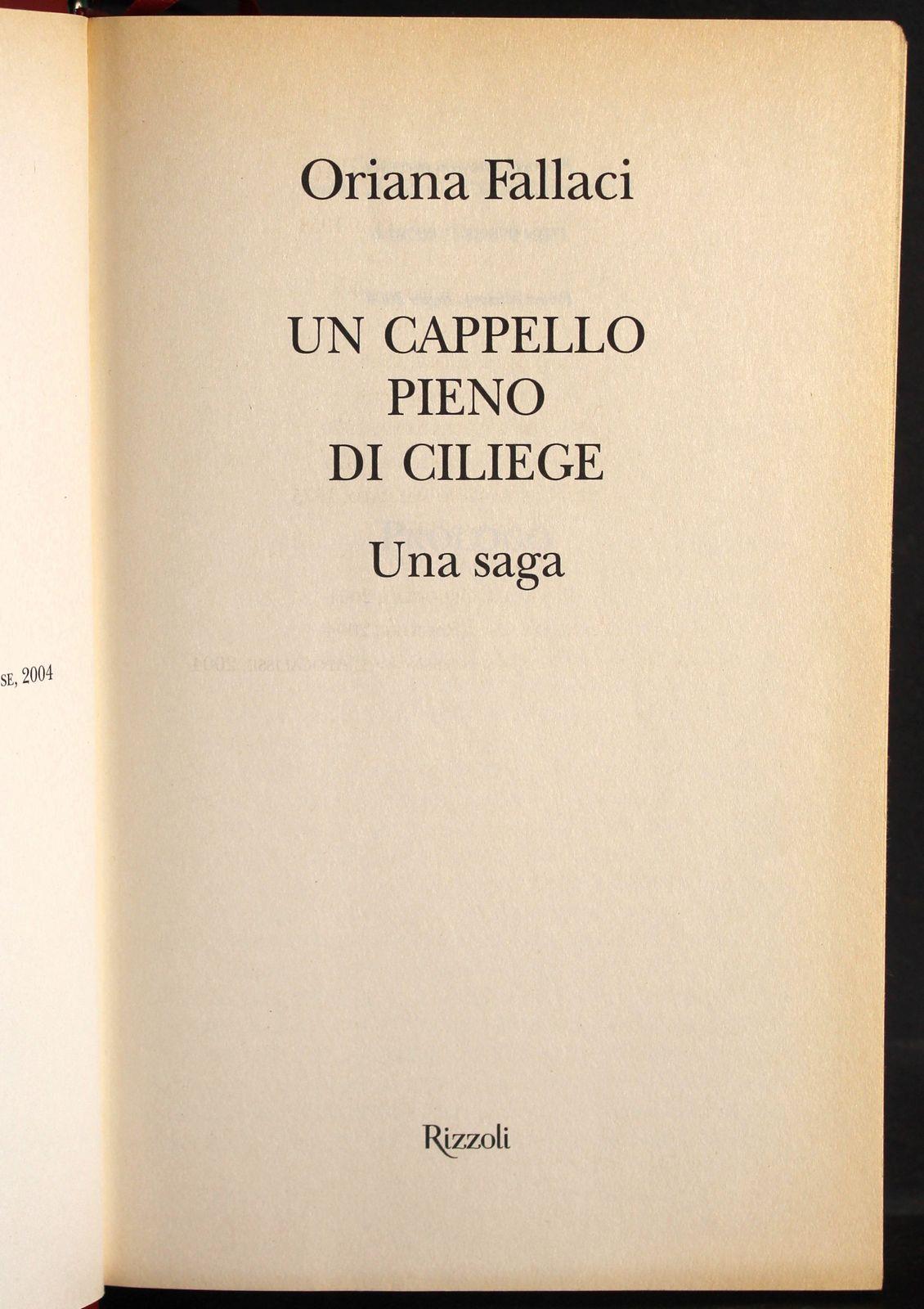 Un cappello pieno di ciliegie