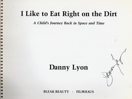 I Like to Eat Right on the Dirt. A Child's Journey Back in Space and Time - Danny Lyon - 2
