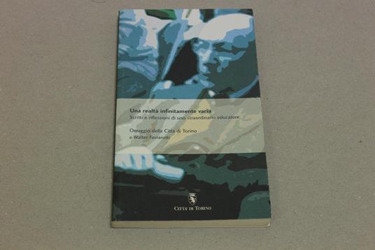 Una Una realtà infinitamente varia - Walter Ferrarotti - copertina