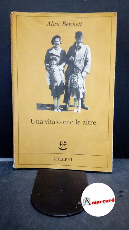 Bennett, Alan. , and Gini, Mariagrazia. Una vita come le altre Milano Adelphi, 2010 - Alan Bennett,Alan Bennett - copertina