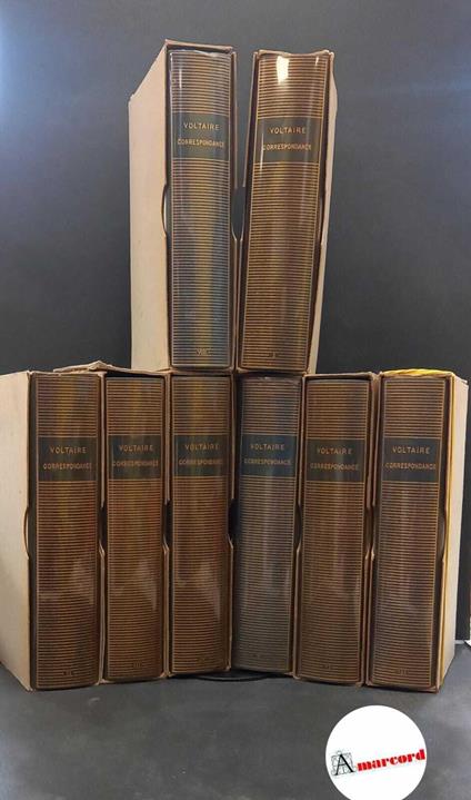 Voltaire. , and Besterman, Theodore. Correspondance vol 1 - 2 - 3 - 4 - 5 - 6 - 7 - 8 Paris Gallimard, 1975- - Voltaire - copertina