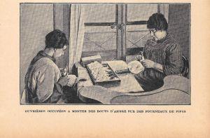 Ouvrieres occupees a monter des bouts d'ambre sur des forneaux de pipes. Stampa 1923 - copertina
