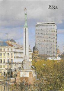 Lettonia. Riga. Monument to Liberty in the background Hotel Latvija. Non viaggiata, stampa 1989 - copertina