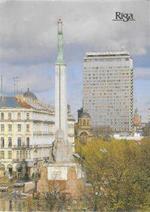 Lettonia. Riga. Monument to Liberty in the background Hotel Latvija. Non viaggiata, stampa 1989