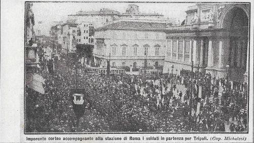 Imponente corteo accompagna alla stazione di Roma i soldati in partenza per Tripoli. Advertising 1911 - copertina