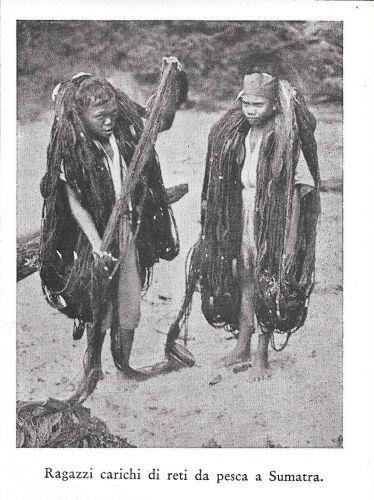 Ragazzi carichi di reti da pesca a Sumatra. Stampa 1934 - copertina