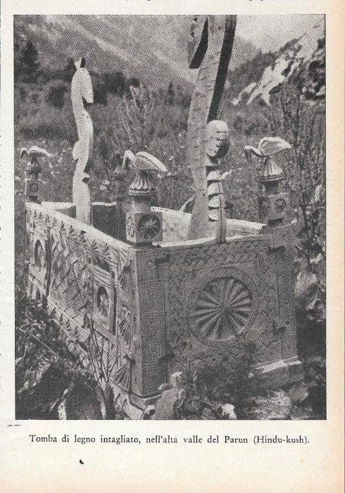 Tomba di legno intagliato, nell'alta valle del Parun - Hindu-kush. Stampa 1934 - copertina