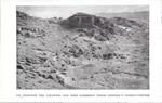 Un versante del Cocaman, con numerose Tombe coniche e tronco-coniche (Libia). Stampa 1934