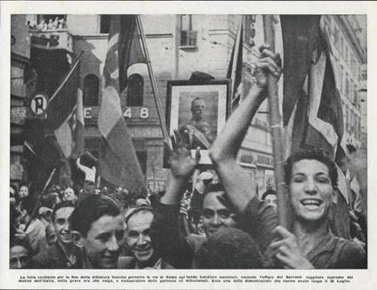 La folla esultante per la fine della dittatura fascista percorre le vie di Roma. Stampa 1943 - copertina