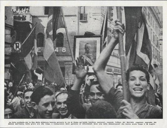 La folla esultante per la fine della dittatura fascista percorre le vie di Roma. Stampa 1943 - copertina