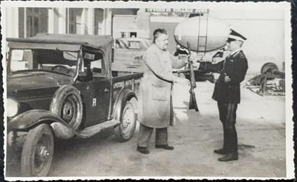 foto originale Partigiani controllano le armi Torino il 12 Aprile 1945 - copertina