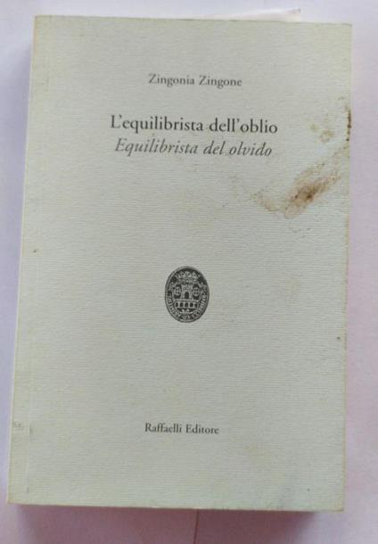 L' equilibrista dell'oblio. Equilibrista del olvido - copertina