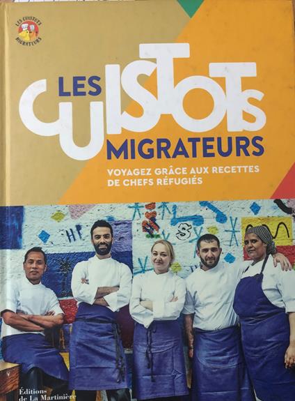 Les cuistots migrateurs. Voyagez grâce aux recettes de chefs réfugiés - copertina