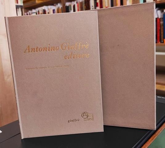 Antonino Giuffrè editore : itinerario documentato di un'avventura umana, con un disegno di Giorgio Scalco - copertina