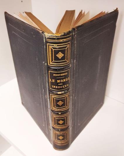 Le monde des insectes, illustré d'un grand nombre de vignettes sur bois gravées par Joliet, É. Thomas, Lacoste ... [et al.]Deuxieme edition revue et corrigee par l'auteur, - copertina