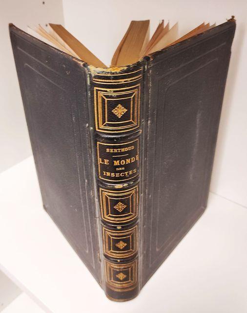 Le monde des insectes, illustré d'un grand nombre de vignettes sur bois gravées par Joliet, É. Thomas, Lacoste ... [et al.]Deuxieme edition revue et corrigee par l'auteur, - copertina