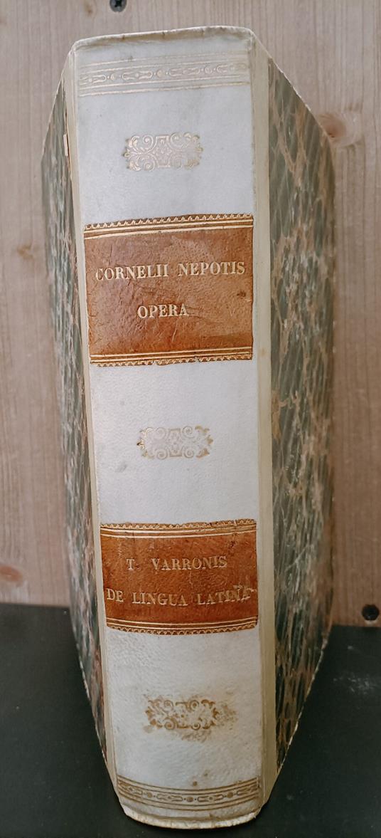 Le vite degli eccellenti comandanti. Traduzione di Pier Domenico Soresi. Altro front. col tit.: Cornelii Nepotis opera cum lectissimis variorum notisquibus suas adjecerunt El. Johanneau et J. Mangeart. Unito a: M. Terenzio Varrone, Libri intorno alla - Cornelio Nepote - copertina