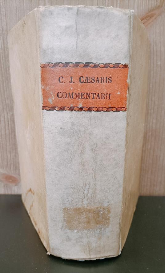 C. Julii Caesaris Commentarii de bello Gallico, et civili, ejusque fragmenta, et alia quaecumque extant. Accedit ad Commentarios de bello Gallico A. Hirtii continuatio, item ejusdem bellum Alexandrinum, Africanum, et Hispaniense. Omnia ex veteri Semi - Giulio Cesare - copertina