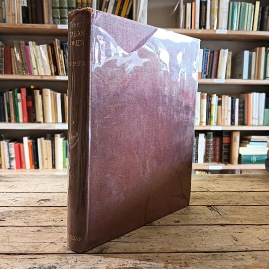 The Italian Comedy. The improvisation scenarios lives attributes portraits and masks of the illustrious characters of the Commedia dell'Arte - copertina