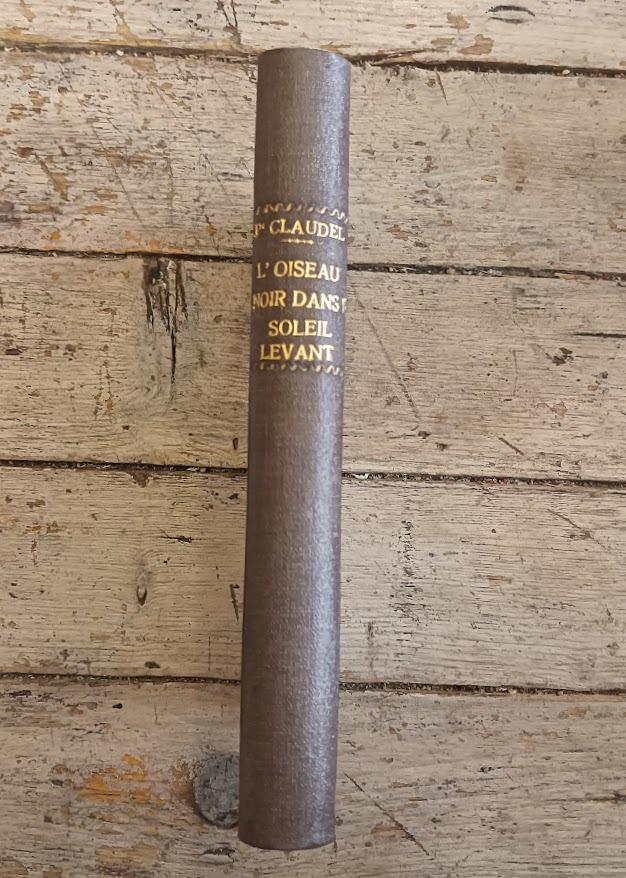 L' oiseau noir dans le soleil levant