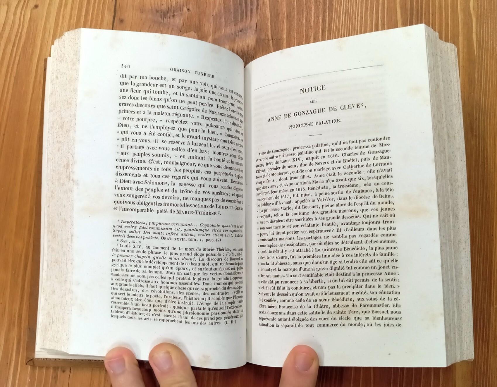 Oraisons funèbres de Bossuet, précédées de l'essai sur l'oraison funèbre par M. Villemain, d'une notice et jugements sur Bossuet et accompagnées de notes et variantes, et de notices en tete de chaque oraison funèbre par Dussault suivies d'un choix