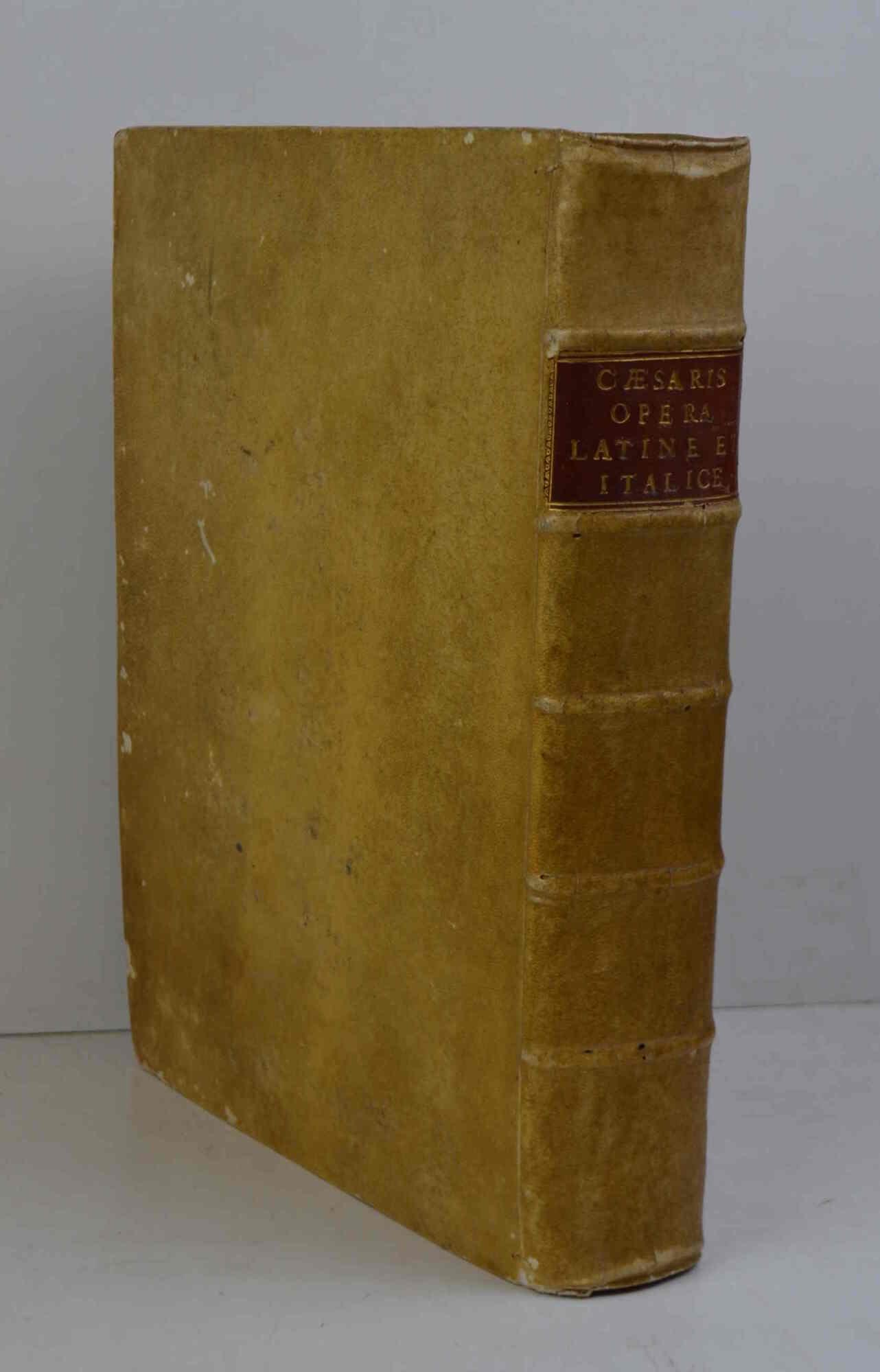 C. Julii Caesaris quae extant omnia, Italica versione e Ms Codice ad hodiernum Stylum accommodata Tabulis aeneis quamplurimis, vel Historiam, vel Geographiam exhibentibus Notis tum Variorum ex Hollandica, Anglicaque Editionibus... auxit Hermolaus A