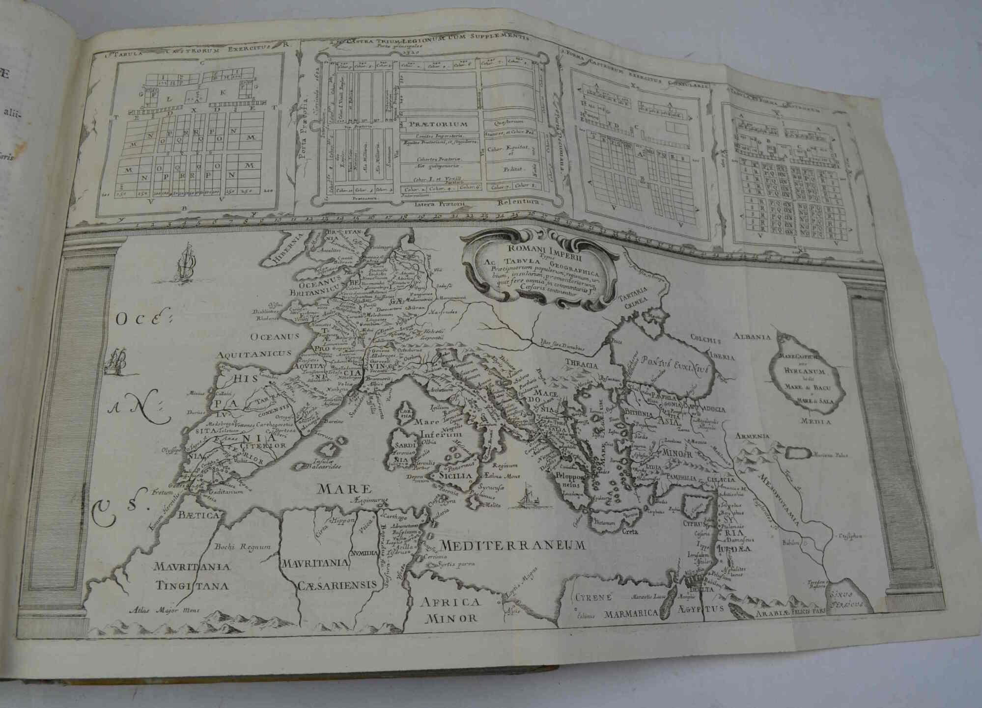 C. Julii Caesaris quae extant omnia, Italica versione e Ms Codice ad hodiernum Stylum accommodata Tabulis aeneis quamplurimis, vel Historiam, vel Geographiam exhibentibus Notis tum Variorum ex Hollandica, Anglicaque Editionibus... auxit Hermolaus A