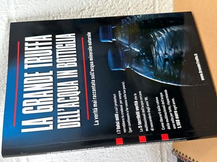 La GRANDE TRUFFA DELL' ACQUA IN BOTTIGLIA Minerale Naturale - copertina