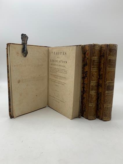 Traites de legislation civile et penale. Precedes de principes generaux de legislation et d'une vue d'un corps complet de droit: termines par un essai sur l'influence des tems et des lieux relativement aux lois … Publies en francois par Et. Dumont de - copertina