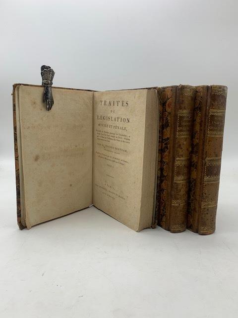 Traites de legislation civile et penale. Precedes de principes generaux de legislation et d'une vue d'un corps complet de droit: termines par un essai sur l'influence des tems et des lieux relativement aux lois … Publies en francois par Et. Dumont de - copertina
