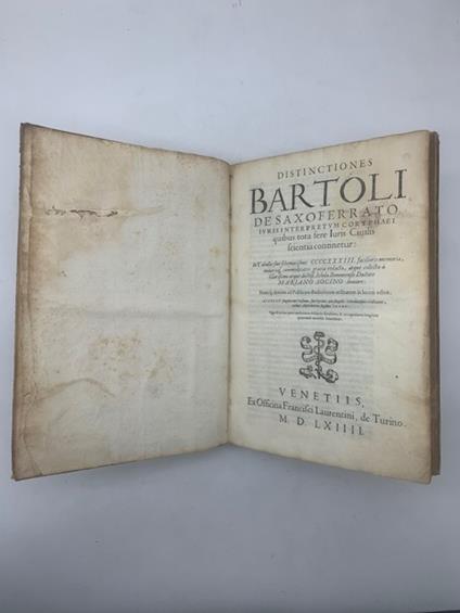 Distinctiones Bartoli de Saxoferrato iuris interpretum coryphaei quibus tota fere iuris civilis scientia continetur: in tabulas sive schematismos 433 LEG. CON : D. Caroli Ruini Regien... repetitiones subtilissimae cum eius exemplari manuscripto iteru - copertina