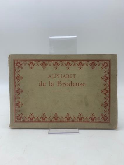 Alphabet de la brodeuse. Lettres, chiffres, monogrammes et ornements a points comptes suivis d'une serie de modeles avec calques pour broderie - copertina