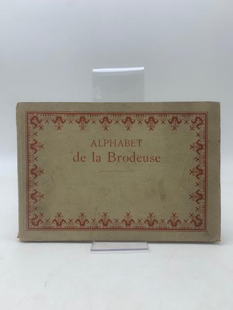 Alphabet de la brodeuse. Lettres, chiffres, monogrammes et ornements a points comptes suivis d'une serie de modeles avec calques pour broderie - copertina