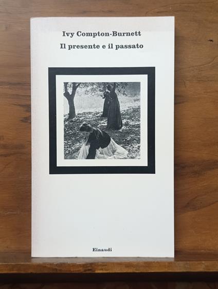 Il Presente e il Passato - Ivy Compton Burnett - copertina