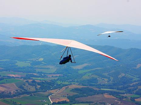 SMARTBOX - 1 emozionante volo in deltaplano nei cieli dell'Umbria per 1 persona - Cofanetto regalo - 9