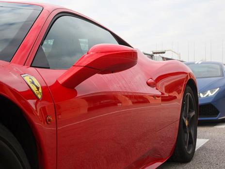 SMARTBOX - Alla guida di 2 supercar: 1 giro sul Circuito Varano de Melegari - Cofanetto regalo - 6