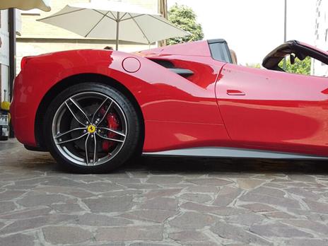 SMARTBOX - Guida su strada in Ferrari 488 tra le vie di Maranello - Cofanetto regalo - 6