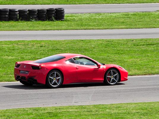 SMARTBOX - Ferrari 458: 5 giri adrenalici presso il Circuito di Castelletto di Branduzzo - Cofanetto regalo - 4