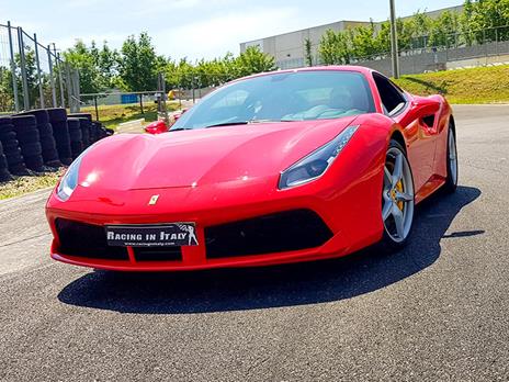 SMARTBOX - Ferrari F488 su pista: 4 giri sul Circuito di Castelletto e video incluso - Cofanetto regalo - 3